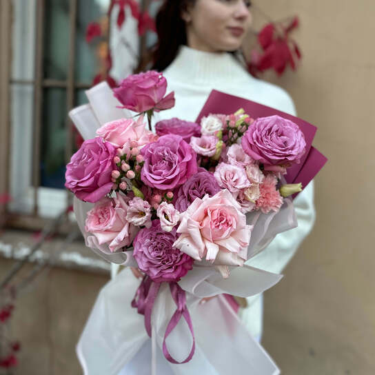 Авторский букет №131 из пионовидных роз и эустомы