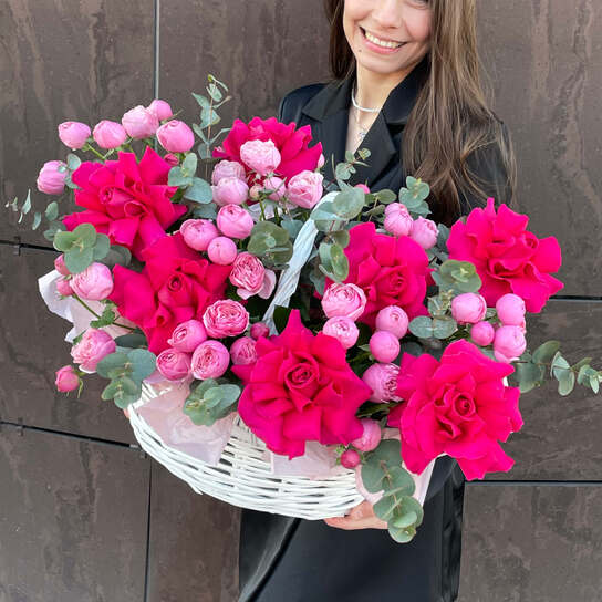 Корзина №105 из французских и пионовидных роз