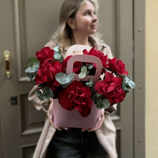 Композиция №133 из красных французских роз с эвкалиптом в крафтовой сумочке
