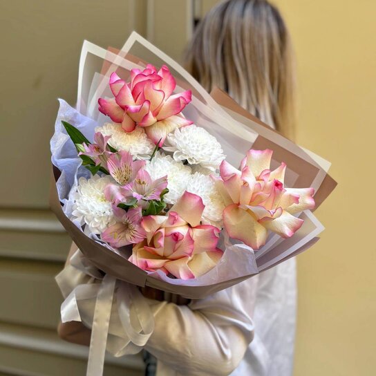 Авторский букет №255 из французских роз, хризантемы и альстромерии Фото 6