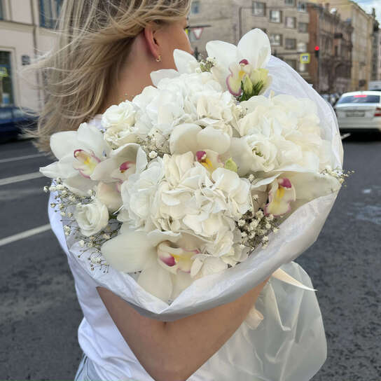 Авторский букет №128 из белой гортензии и цимбидиума