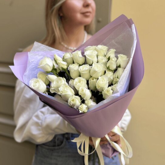 Монобукет №239 из белых кустовых роз