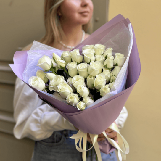 Монобукет №239 из белых кустовых роз