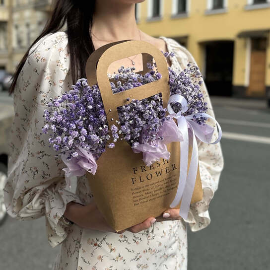 Композиция №115 с воздушной фиолетовой гипсофилой в крафтовой сумке, размер S