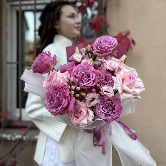 Авторский букет №131 из пионовидных роз и эустомы