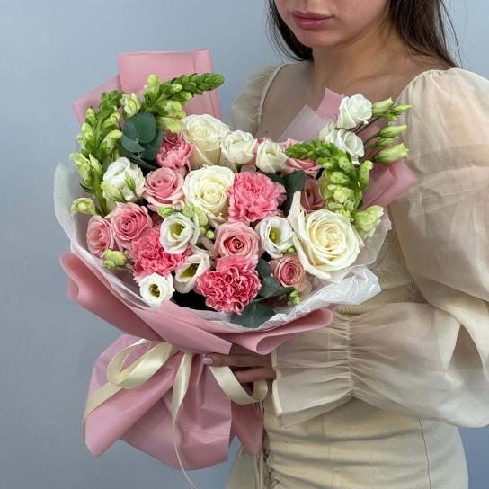 Авторский букет №101 с розами и львиным зевом