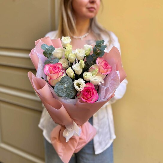 Авторский букет №256 из роз и устомы Фото 4