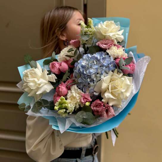 Авторский букет №157 из роз, гортензий, сантини, гвоздик и лизиантуса Фото 7