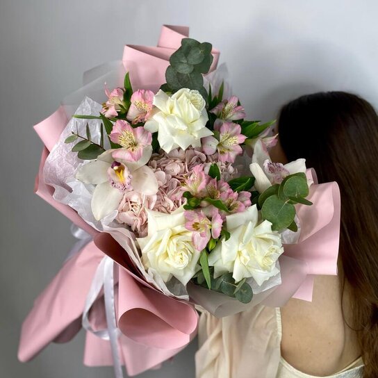 Авторский букет №261 Букет из нежных цветов: орхидеи, французские розы, гортензия Фото 4