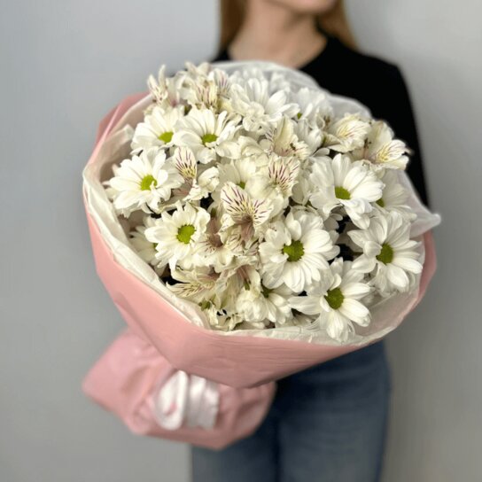 Авторский букет №165 из ромашковых хризантем и альстромерий в воздушной