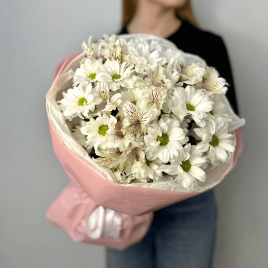 Авторский букет №165 из ромашковых хризантем и альстромерий в воздушной