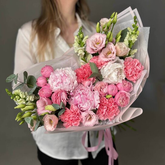 Авторский букет №227 из пионов, диантусов, кустовых роз и эустомы