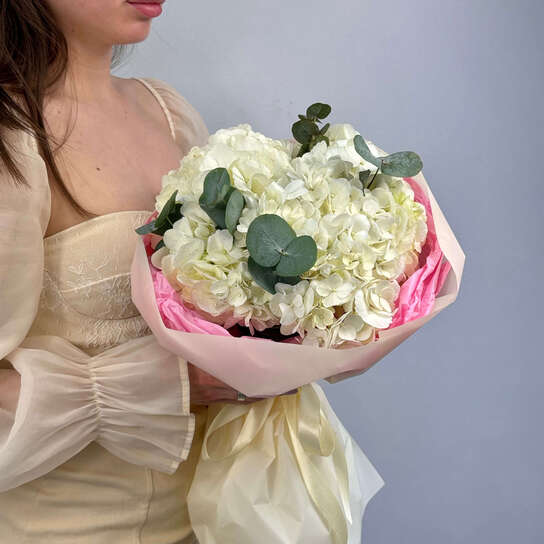 Монобукет №112, Гортензии белые 3шт в букете с эвкалиптом