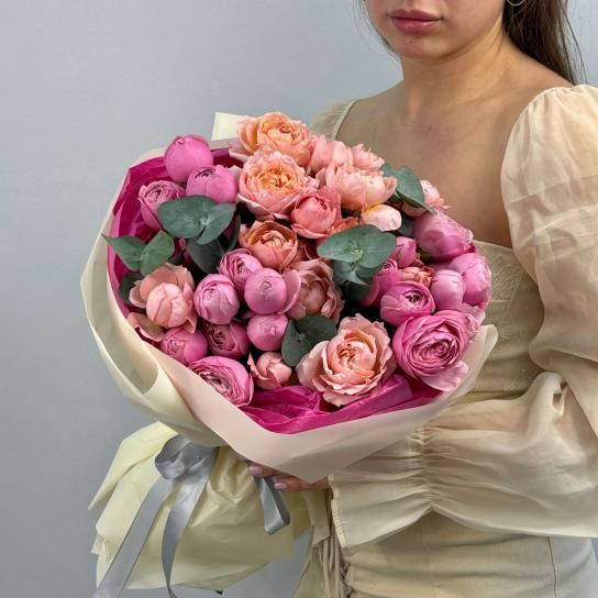 Авторский букет №105 с пионовидными розами и эвкалиптом