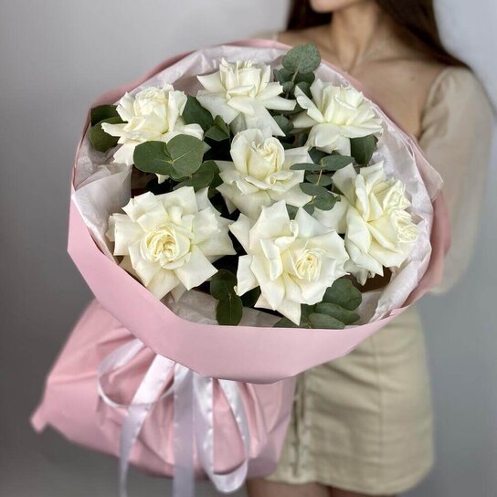 Монобукет №252 Белые французские розы с эвкалиптом