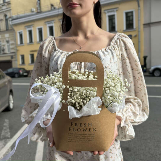 Композиция №108 с воздушной гипсофилой в крафтовой сумке, размер S