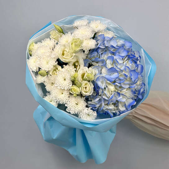 Авторский букет №119 с гортензией и белоснежными сантини