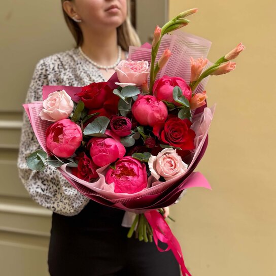 Авторский букет №373 из пионов, роз и гладиолусов