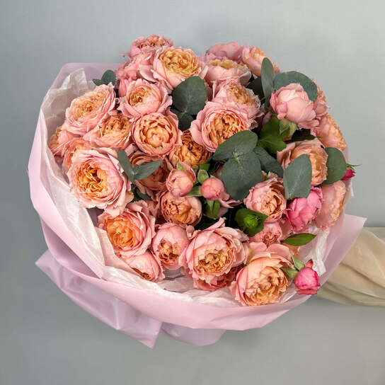 Монобукет №127, пионовидные розы Джульетта и эвкалипт