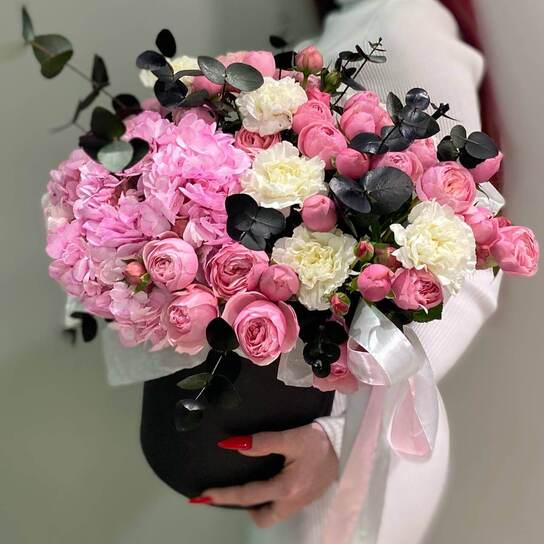 Композиция №102 пышная гортензия с кустовыми розами и диантусами