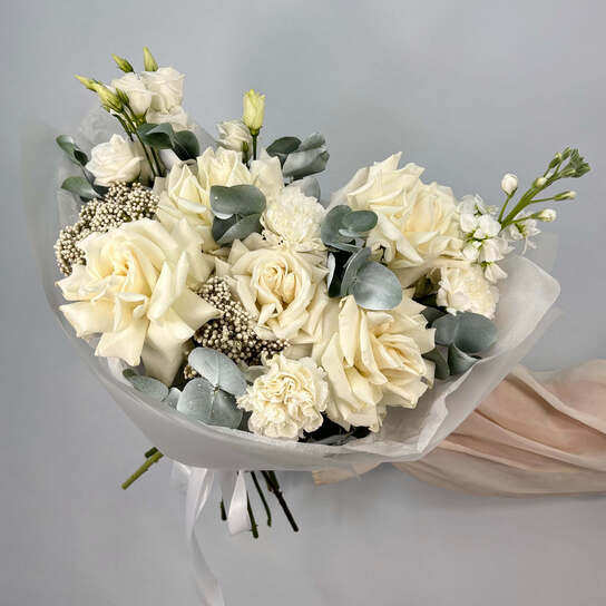 Авторский букет №115 с белыми французскими розами и озотамнусом