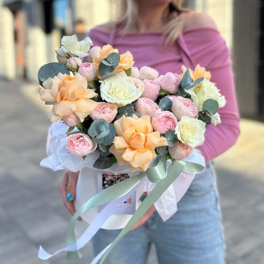 Композиция №193 в шляпной коробочке с персиковыми розами Фото 2