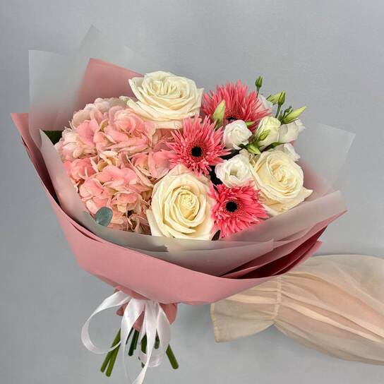 Авторский букет №122 с гортензией, розами и герберами