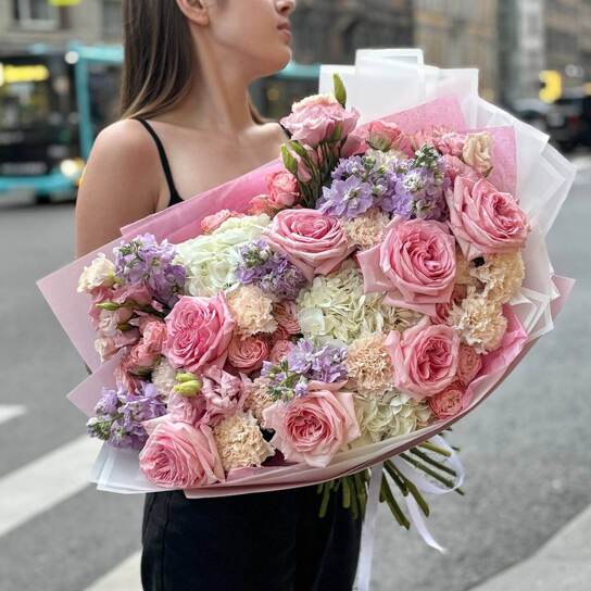 Авторский букет №126 с нежными розовыми розами