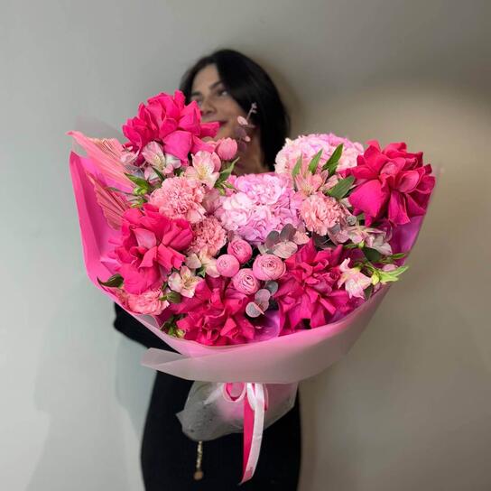 Авторский букет №183 "Малиновый водопад" из роз, гортензий, альстромерий и диантусов Фото 4