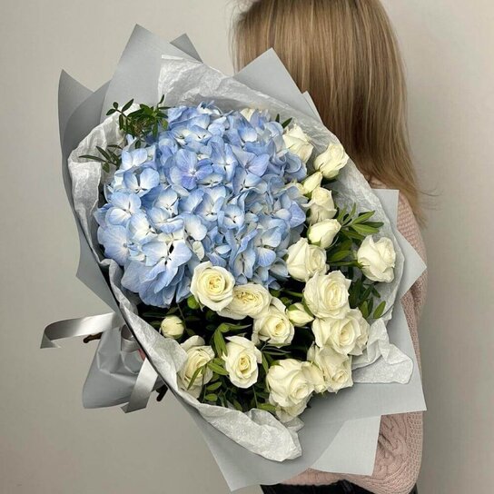 Авторский букет №299 Гортензия с кустовой розой