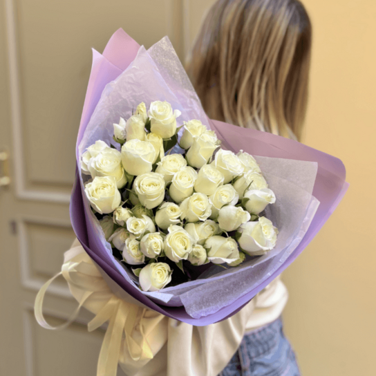 Монобукет №239 из белых кустовых роз Фото 3