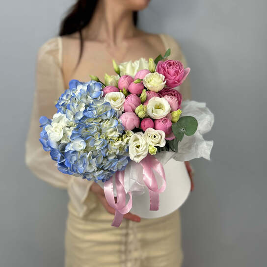 Композиция №115 из гортензии и пионовидных роз