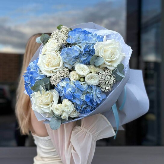 Авторский букет №235 из гортензий, роз и эвкалипта