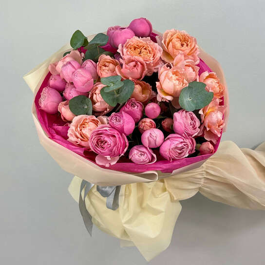 Авторский букет №105 с пионовидными розами и эвкалиптом