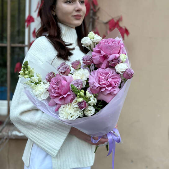 Авторский букет №134 из пионовидных и кустовых роз, антирринума