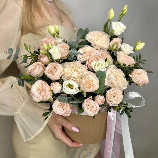 Композиция №172  в коробке персикового цвета из пионовидных роз и эустомы Фото 3