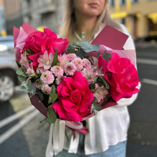 Авторский букет №161 "Алая ягодка" букет из сантини и французской розы Пинк Флойд