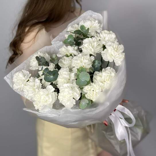 Монобукет №150 из белых диантусов и эвкалипта