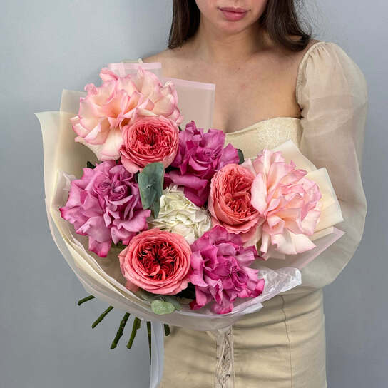 Авторский букет №117 с розами и гортензией