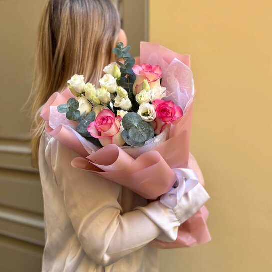 Авторский букет №256 из роз и устомы Фото 2