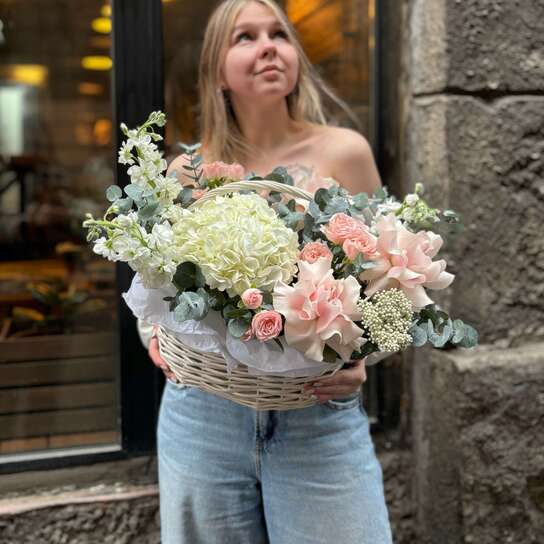 Композиция №134 из нежных ароматных цветов