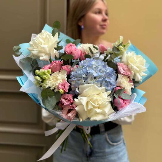 Авторский букет №157 из роз, гортензий, сантини, гвоздик и лизиантуса Фото 2