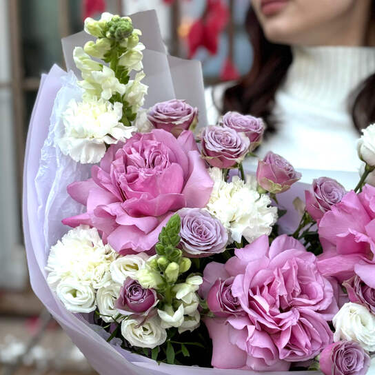 Авторский букет №134 из пионовидных и кустовых роз, антирринума Фото 4