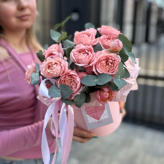 Композиция №196 в шляпной коробочке с кустовыми розами Джульетта Фото 2