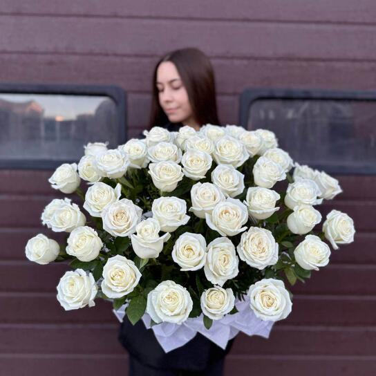 Композиция №150 "Белый шик" корзина из 53 белых эквадорских роз