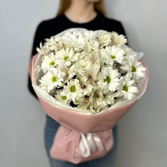 Авторский букет №165 из ромашковых хризантем и альстромерий в воздушной Фото 2
