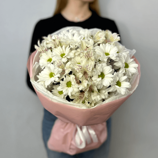 Авторский букет №165 из ромашковых хризантем и альстромерий в воздушной