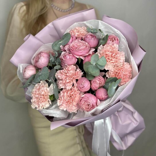 Авторский букет №272 из стойких диантусов и пионовидной розы