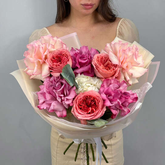 Авторский букет №117 с розами и гортензией