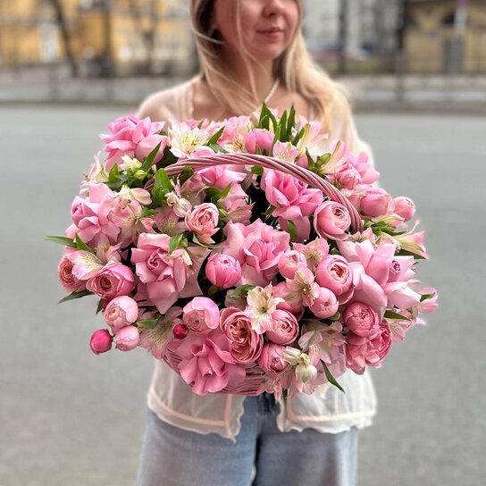 Композиция №168 в розовой плетеной корзине из роз и альстромерий Фото 4